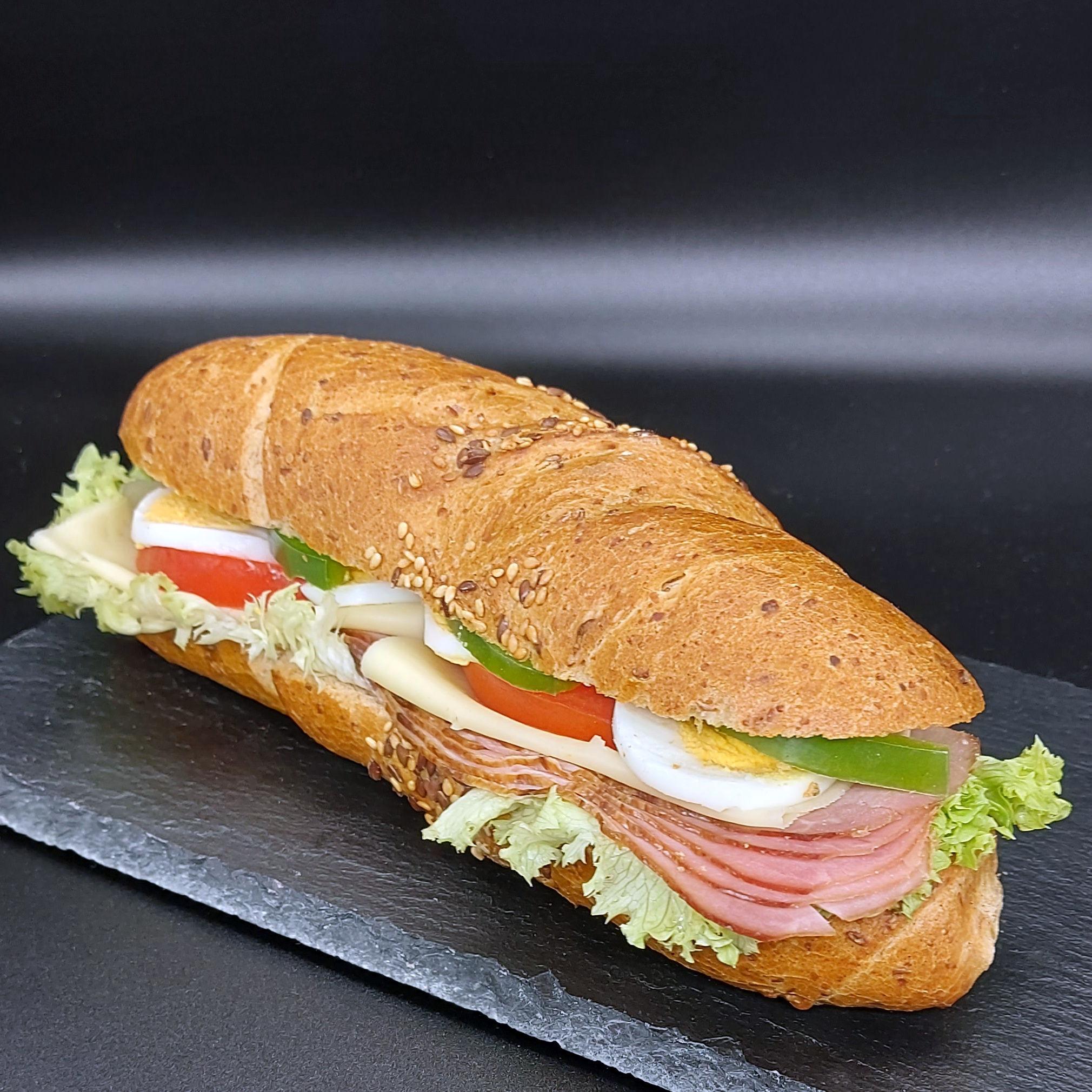 Moakt.at. Kornspitz mit Schinken, Käse, Butter, Gemüse und Ei Moakt.at. Kornspitz mit Schinken, Käse, Butter, Gemüse und Ei