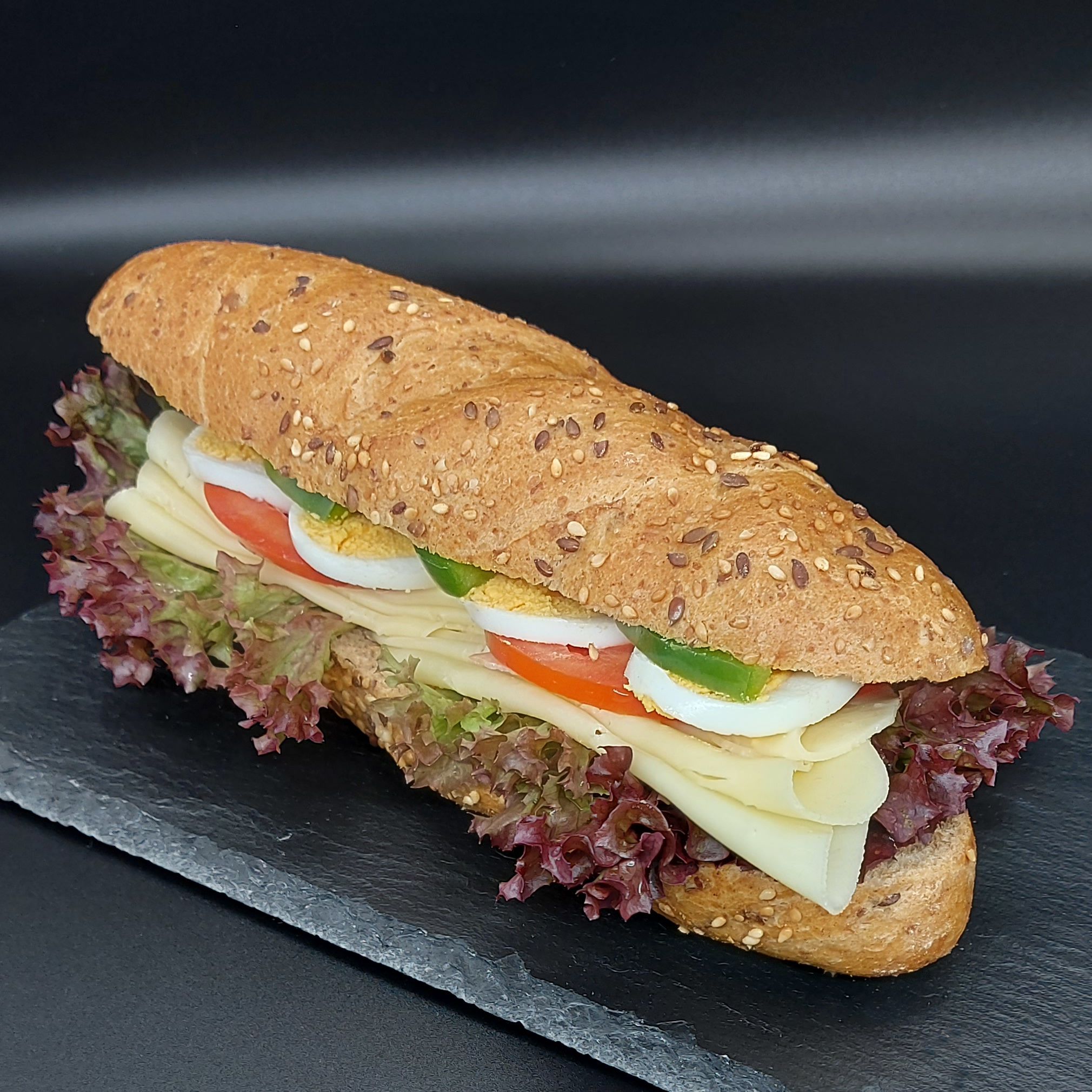 Moakt.at. Kornspitz mit Käse, Butter, Gemüse und Ei
